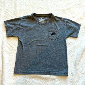 Basic Nike Pocket T Gray